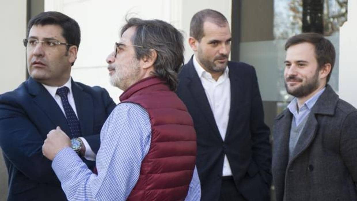 El expresidente del Córdoba CF, Alejandro González, sonríe mientras mira a su padre y Jesús León