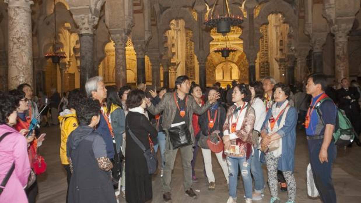 Grupo de turistas japoneses en la Mezquita-Catedral de Córdoba