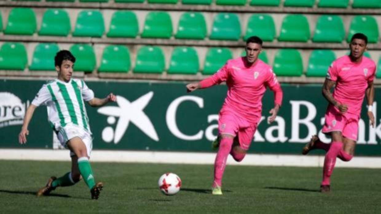 Acción ofensiva del Betis Deportivo ante Ghan y Graví, jugadores del Córdoba B