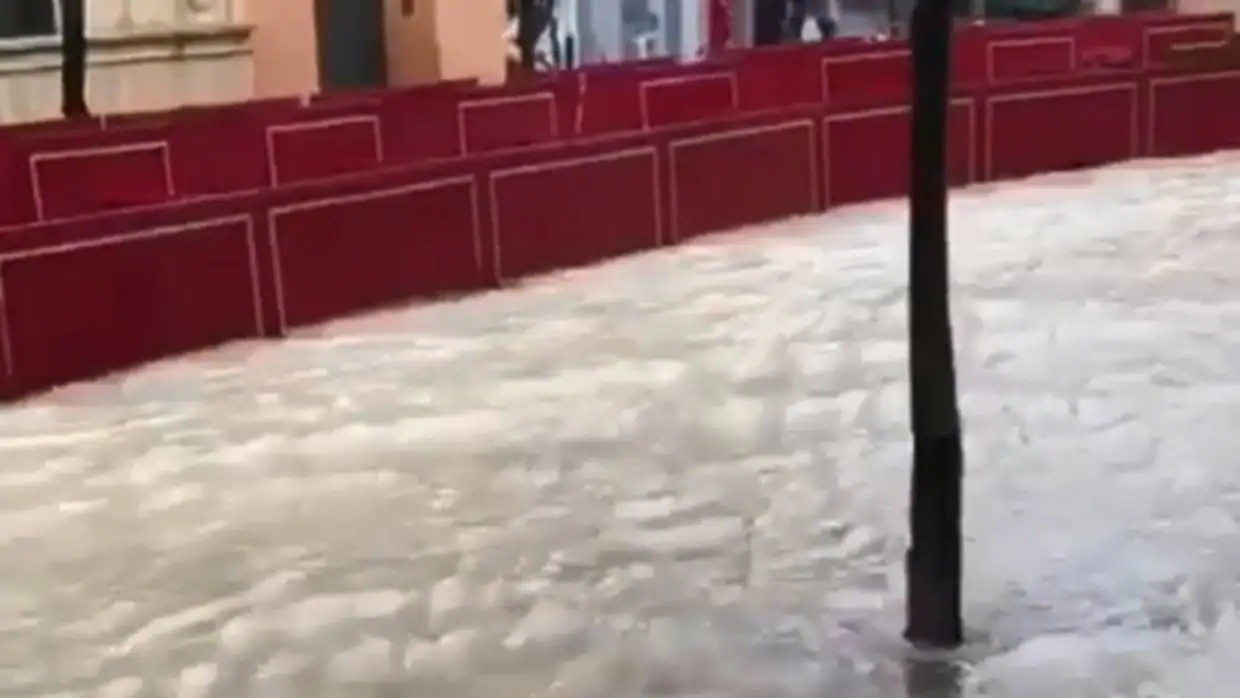 Una calle del centro de Jerez anegada por el agua