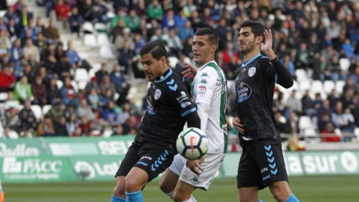 Sergi Guardiola pelea el esférico entre los defensores del Club Deportivo Lugo