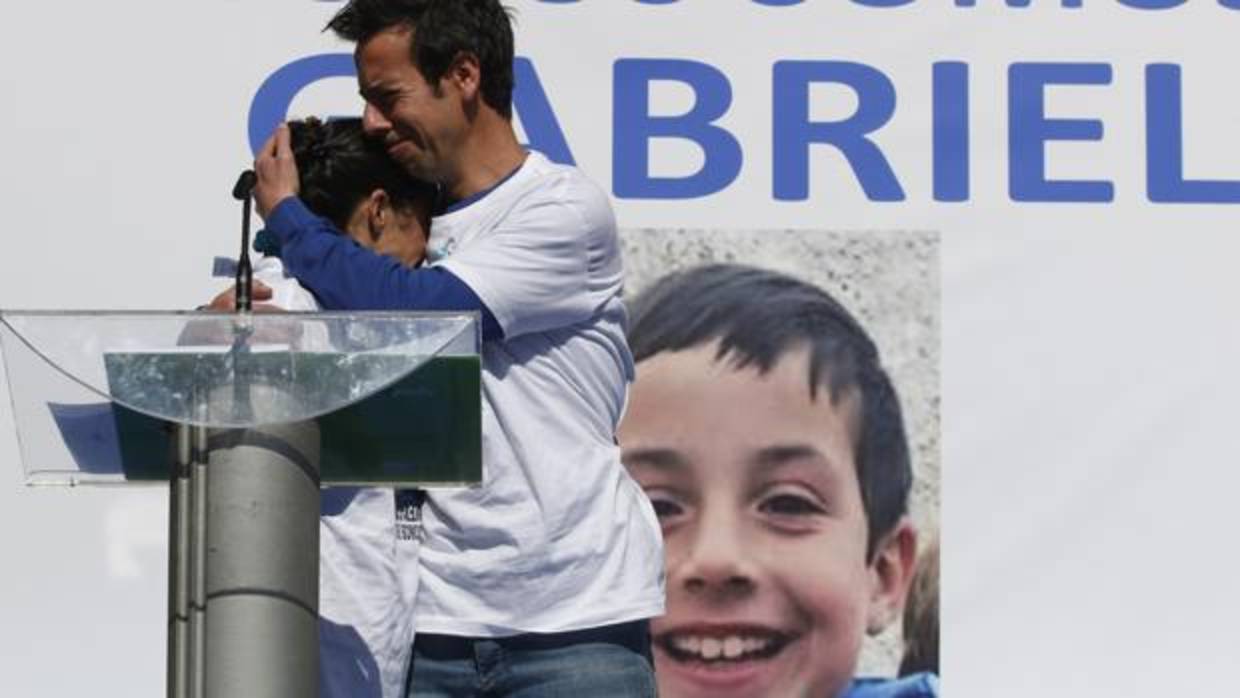 Los padres de Gabriel se abrazan durante la concentración el pasado viernes en Almería