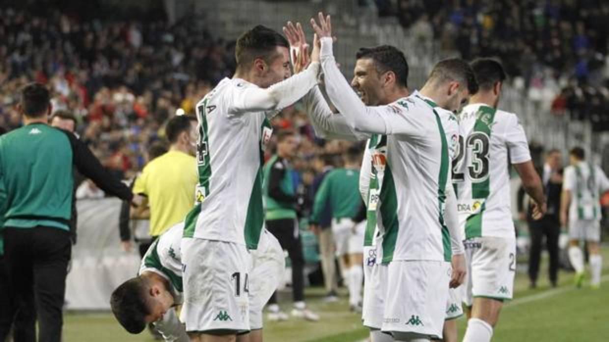 Sergi Guardiola y José Antonio Reyes celebran el tanto del triunfo contra el Club Deportivo Lugo