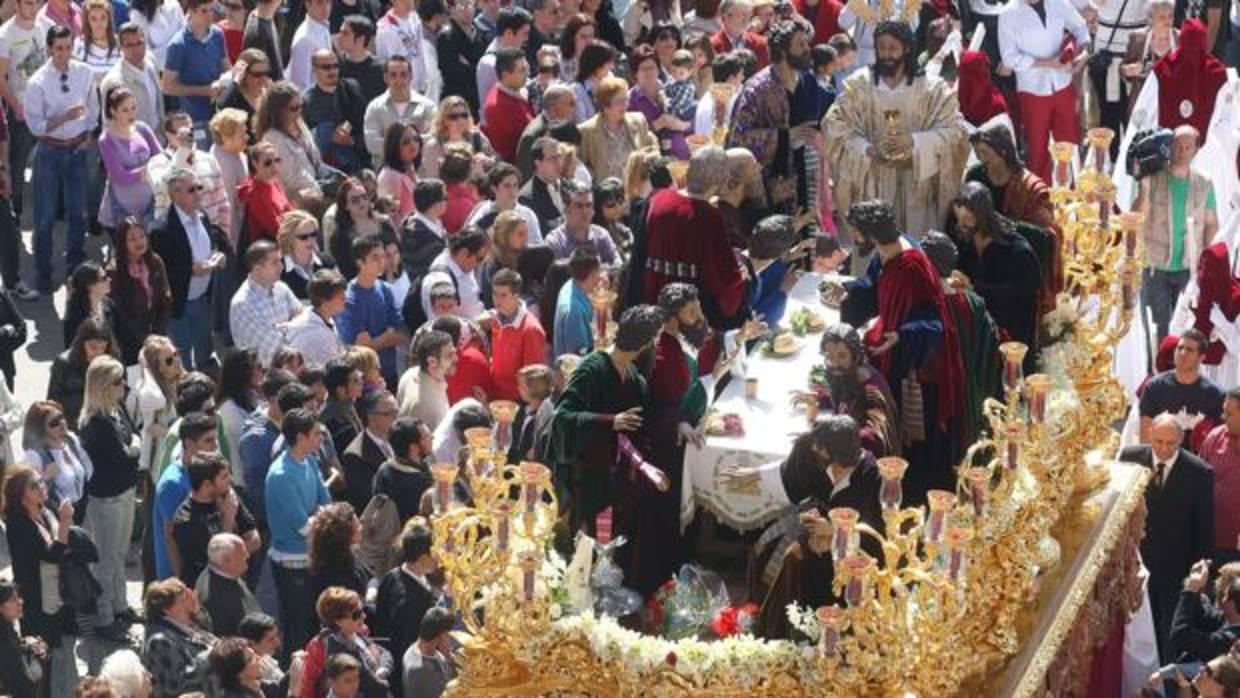 La Sagrada Cena con flores blancas en la Semana Santa de 2010