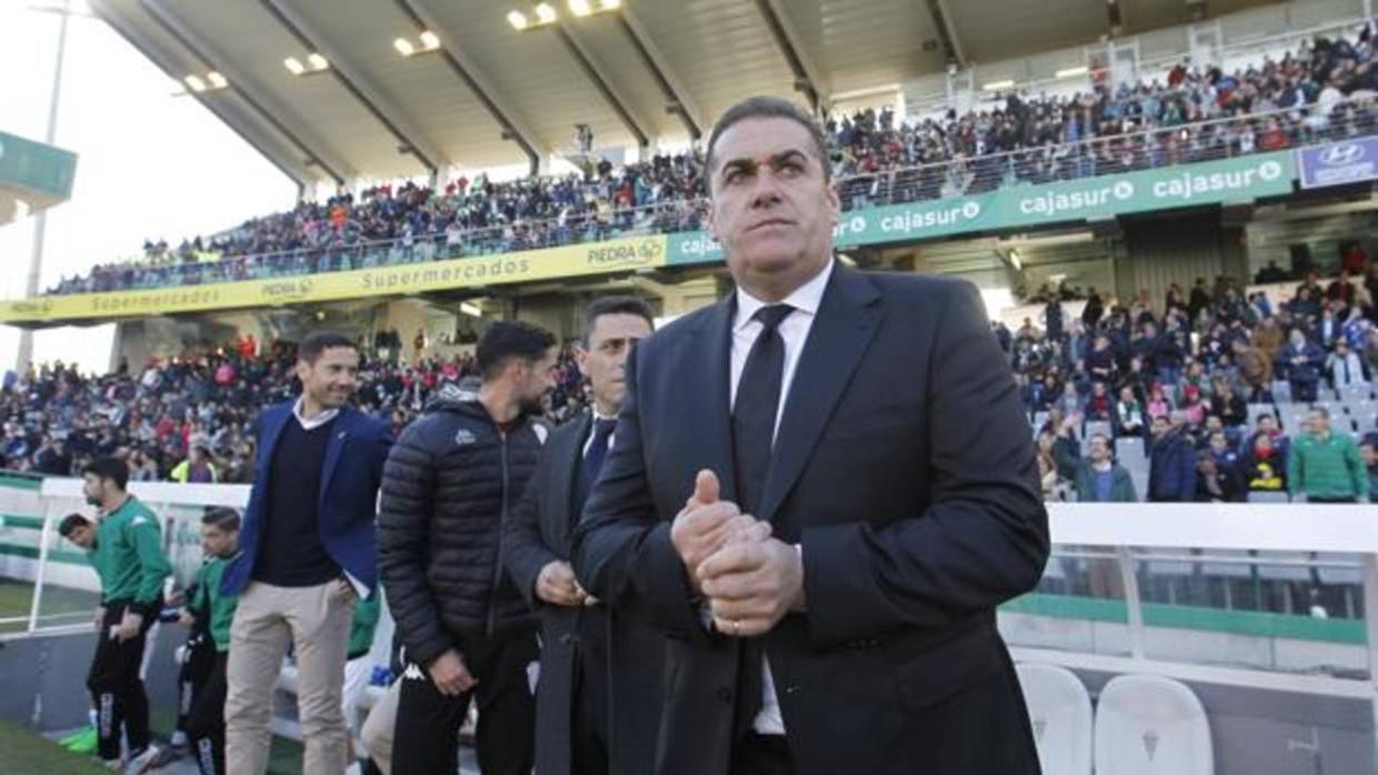 El técnico del Córdoba CF, José Ramón Sandoval, antes del partido ante el Lugo