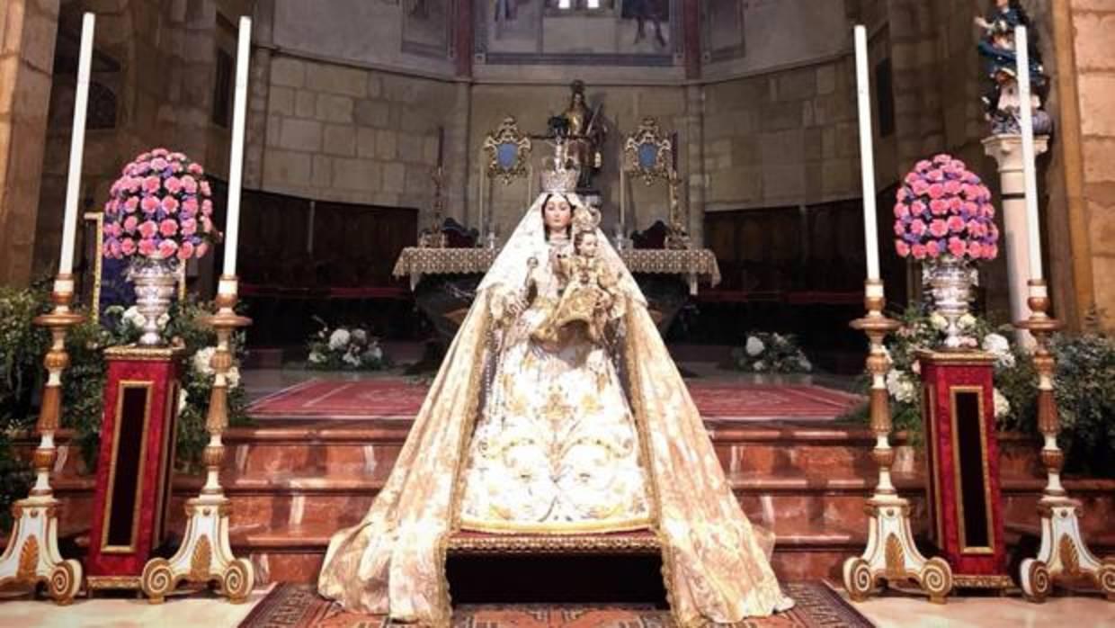 La Virgen de los Remedios durante su besamanos