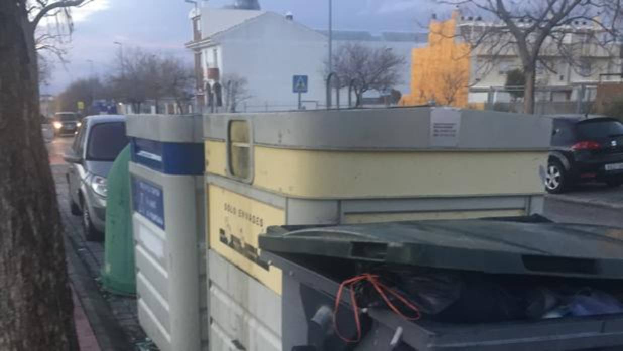 Contenedores de basura instalados en un barrio de la zona norte de Jaén