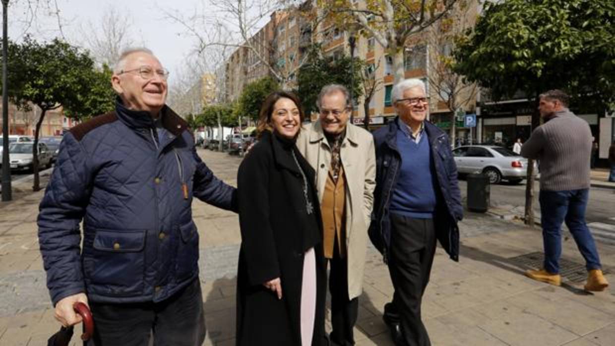 La alcaldesa Isabel Ambrosio junto a varios vecinos en Gran Vía Parque