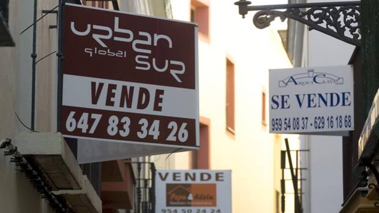 Carteles de ventas de viviendas en las calles de Sevilla