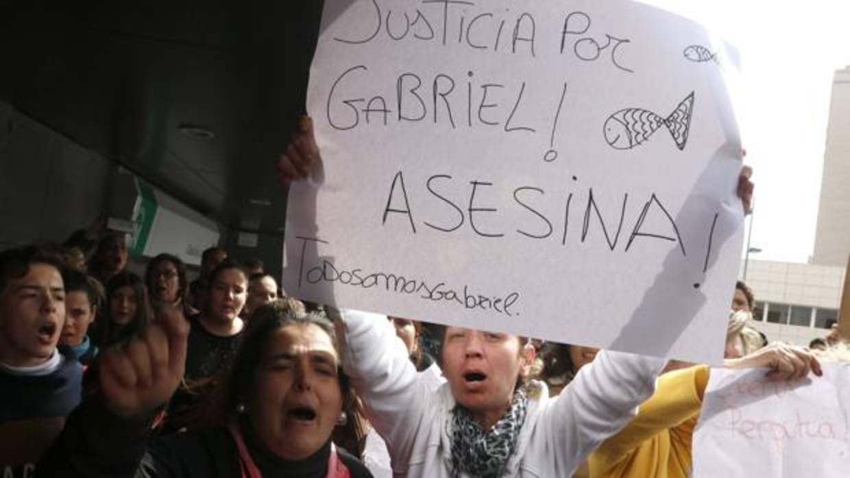 Manifestantes pidiendo justicia por el asesinato de Gabriel Cruz