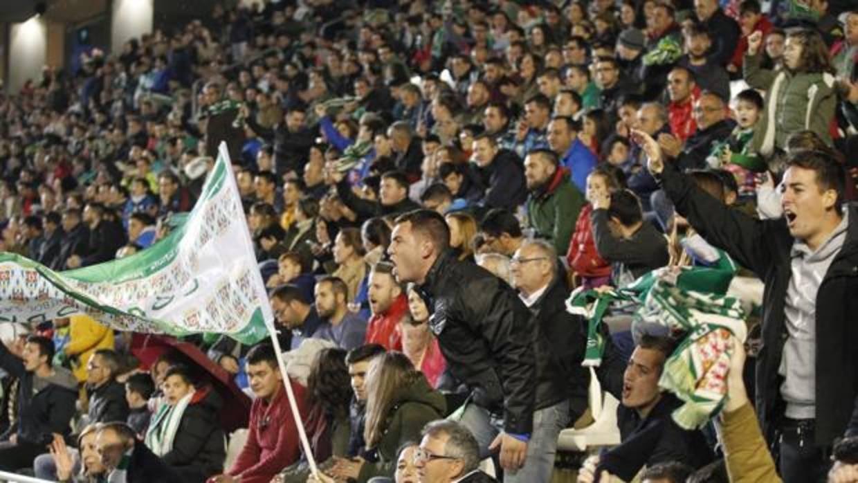 Aficionados en El Arcángel durante el Córdoba CF-CD Lugo