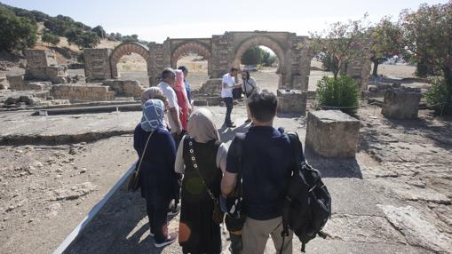 Viajeros durante su visita a la ciudada palatina de Medina Azahara