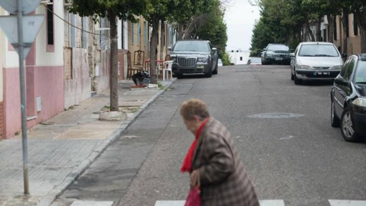 Una vecina cruza la calle Sanchuelo en Fray Albino