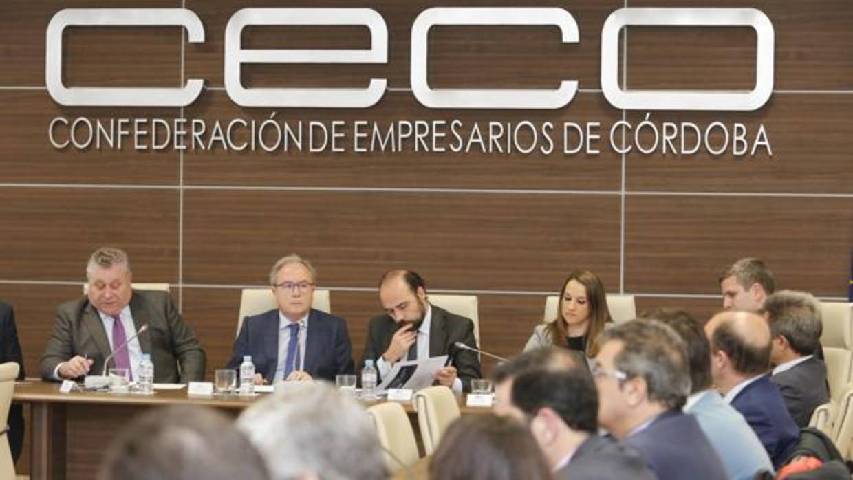 Antonio Díaz, con traje azul, durante la presentación del documento, ayer