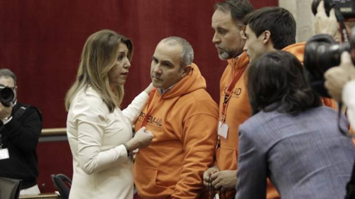 La presidenta de Andalucía, Susana Díaz, hablando con los bomberos encausados en Lesbos