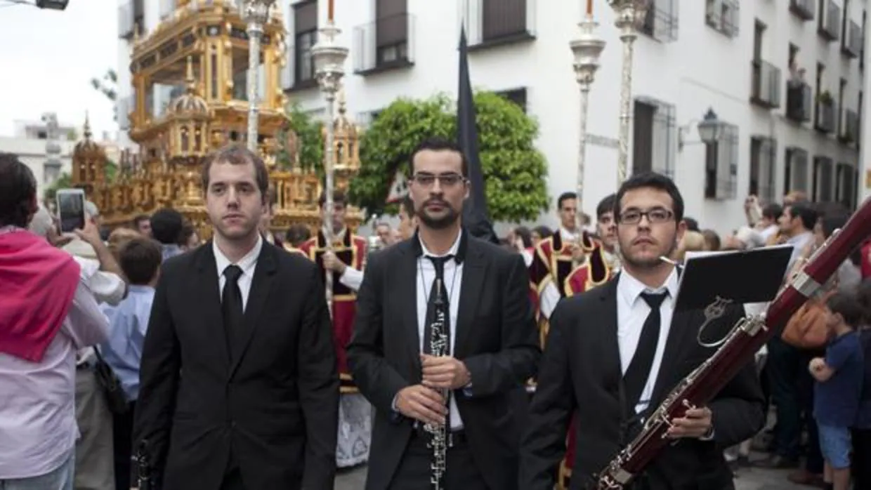 El grupo de capilla que acompaña al Señor del Santo Sepulcro de Córdoba