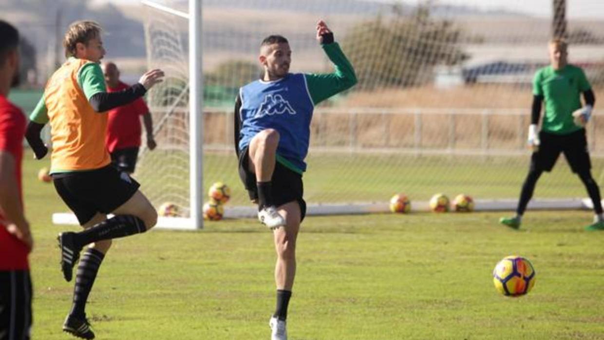 José Manuel Fernández salta por el balón en un entrenamiento en la Ciudad Deportiva