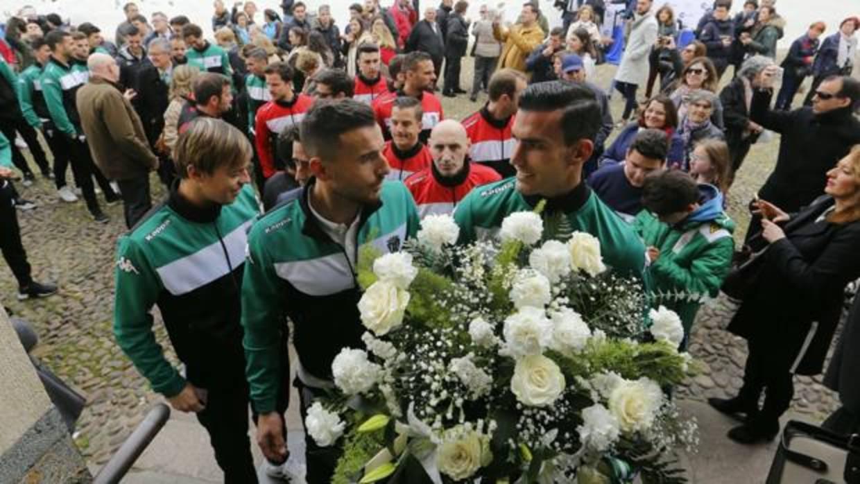 La plantilla del Córdoba CF realiza la ofrenda floral a la Virgen de los Dolores