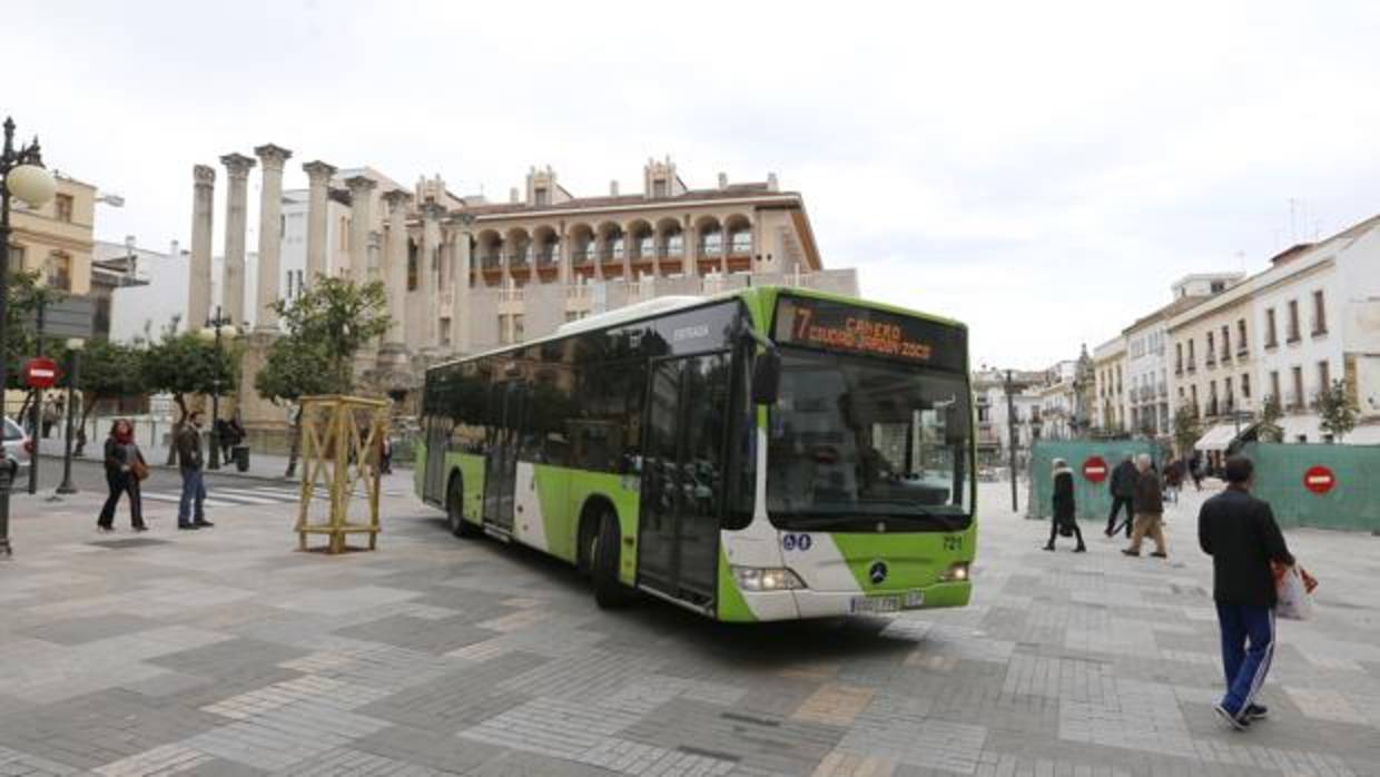 Un bus de Aucorsa camino de la Ribera