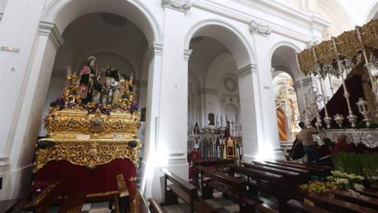 Preparativos en la iglesia de San José desde donde sale la hermandad de La Paz.