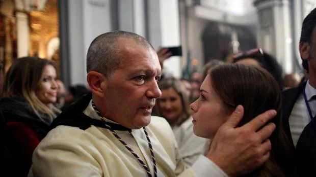 Antonio Banderas vuelve a los pies de la Virgen de Lágrimas y Favores de Málaga con su hija Stella