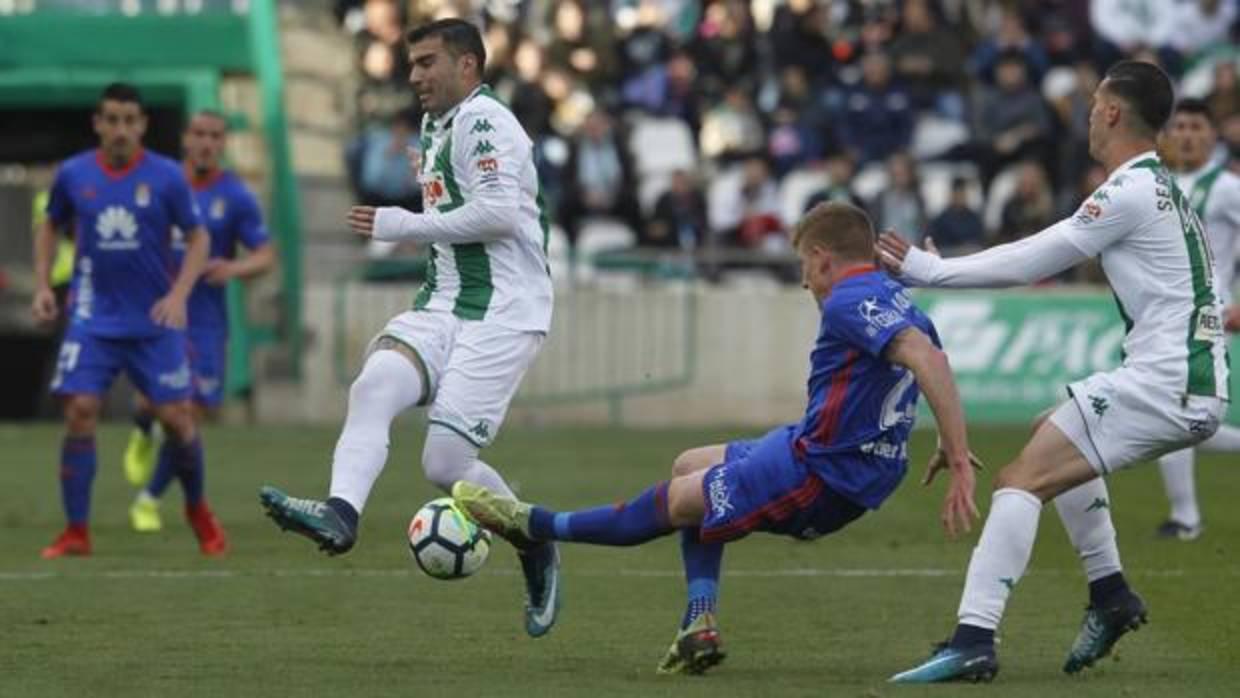 José Antonio Reyes y Sergi Guardiola presionan la salida de balón de Mossa, jugador del Real Oviedo