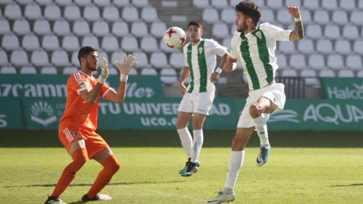 Acción ofensiva del Córdoba B durante su duelo contra la Balompédica Linense en El Arcángel