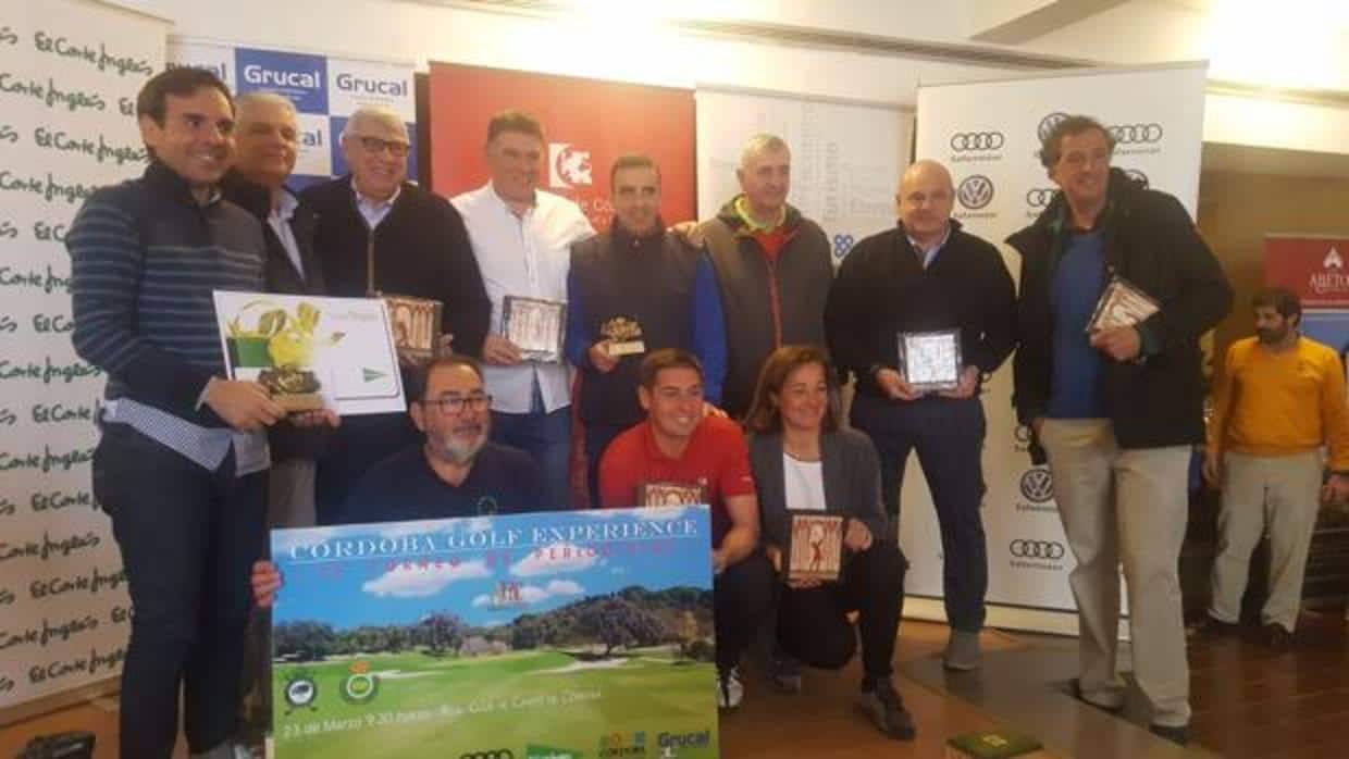 Los premiados posan al finalizar el IV Torneo «Córdoba Golf Experience»