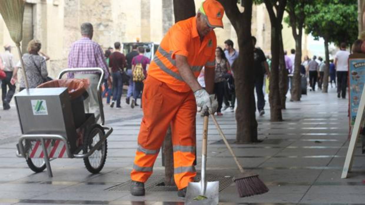 Un empleado de Sadeco barriendo junto a la Mezquita-Catedral