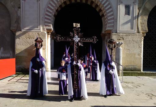 La Cruz de Guía de la Agonía, cuando ha salido al Patio de los Naranjos