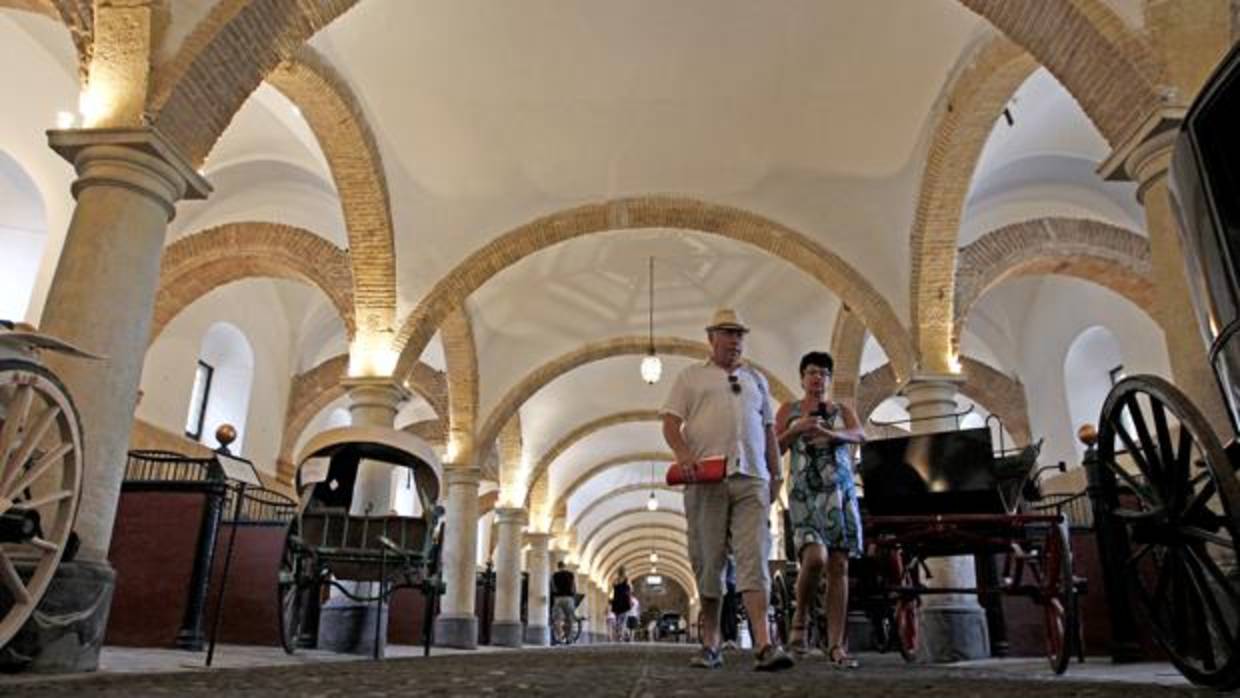 Dis visitantes disfrutan del edificio de Caballerizas Reales