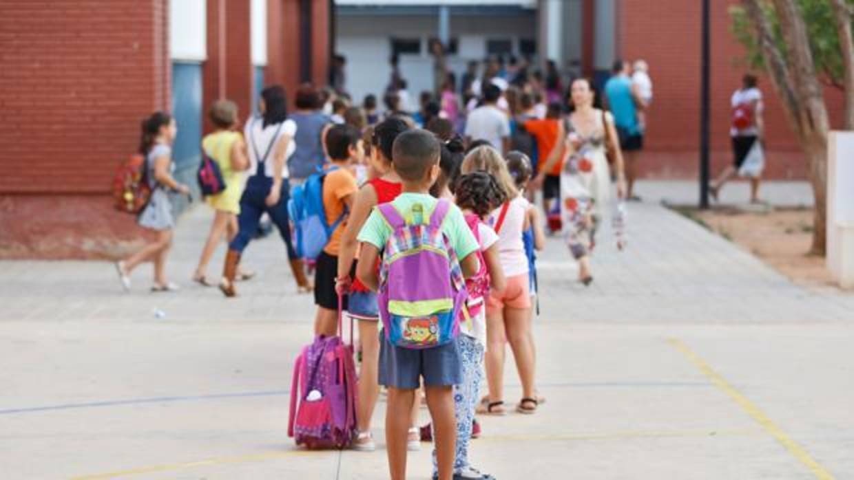 Imagen de archivo de los niños entrando al colegio