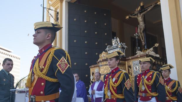 La Semana Santa de Málaga rinde honores al guardia civil que dio su vida en Guillena