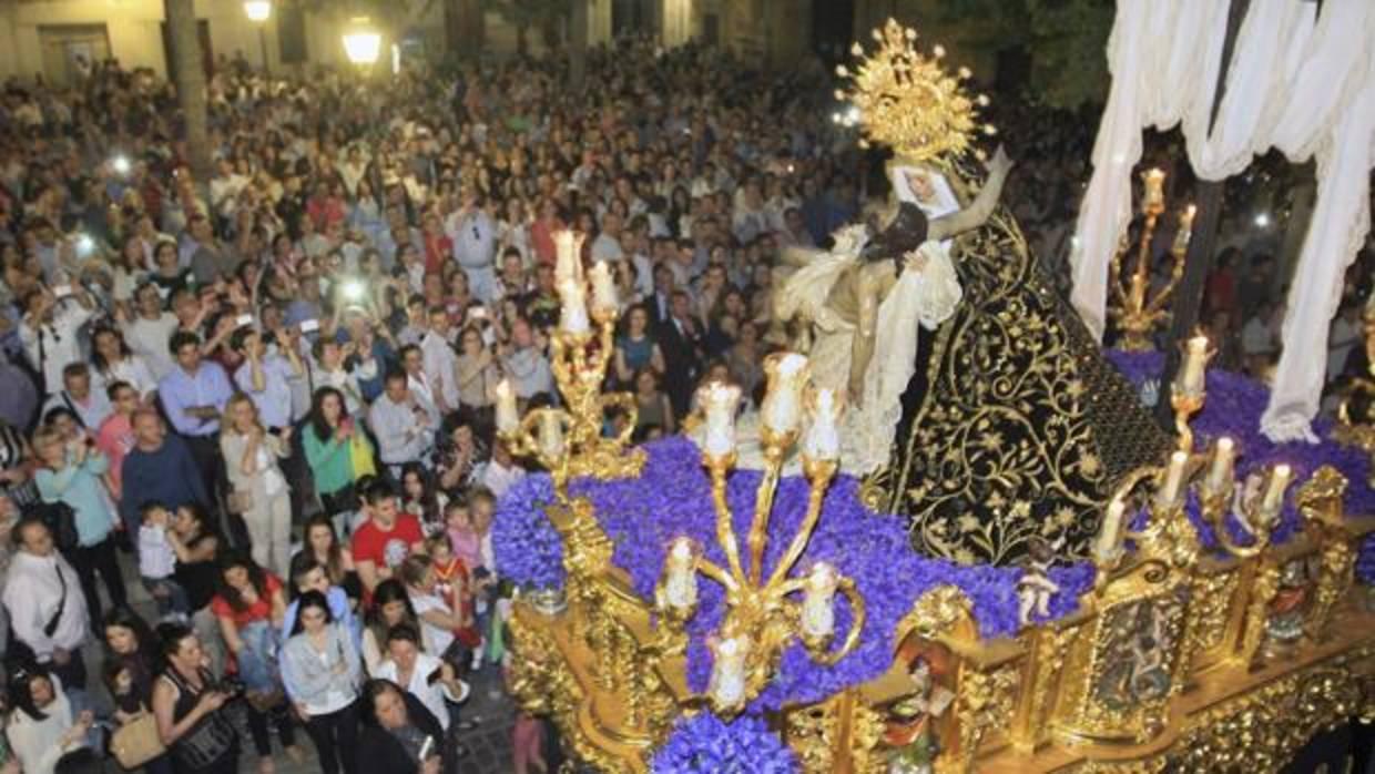 La Virgen de las Angustias, camino de la Catedral