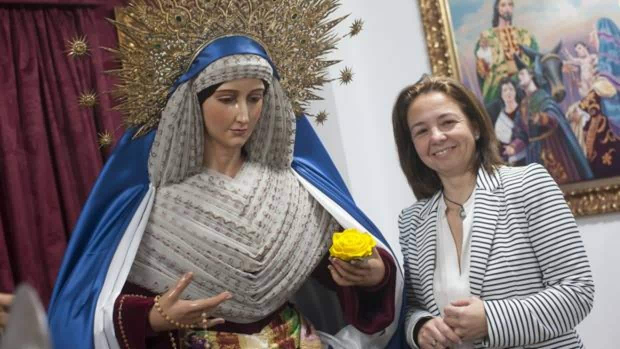 Paloma Saborido, junto a María Santísima del Amparo, titular de la Pollinica, su hermandad