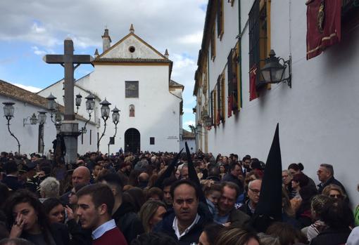 Público a la espera de la Virgen de los Dolores en la plaza de Capuchinos