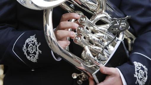 Un músico de la banda Amueci, veterana en la Semana Santa de Córdoba