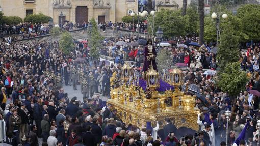 El Rescatado avanza por la plaza del Cristo de Gracia