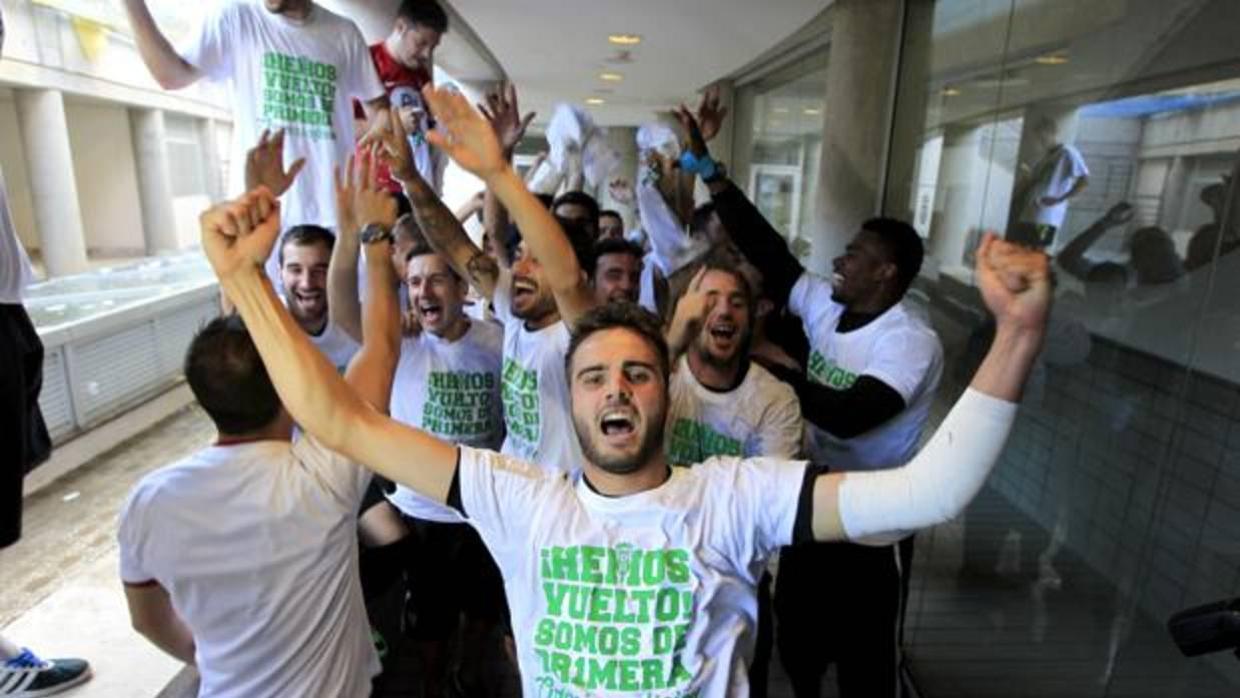 Pelayo Novo, ahora en el Albacete, celebra el ascenso del Córdoba CF a Primera en Las Palmas