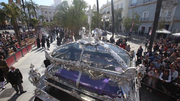 El Santo Entierro acompaña con luto y sol a Jesús Yacente