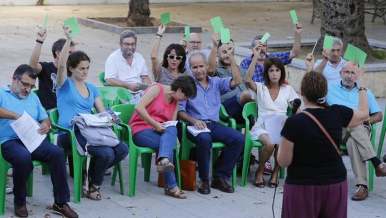 Miembros de Ganemos en una asamblea celebrada en 2017