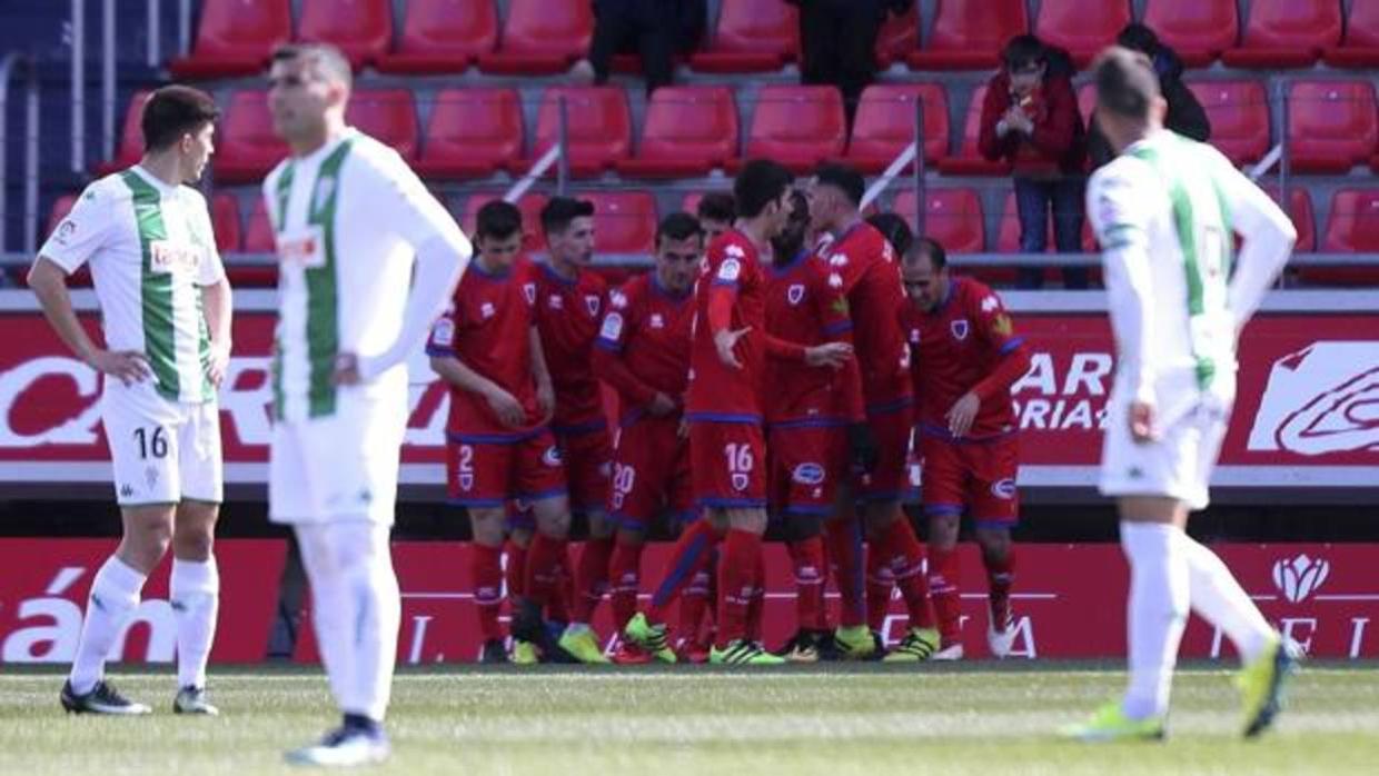 Los jugadores del Numancia celebran uno de los goles mientras los del Córdoba se lamentan