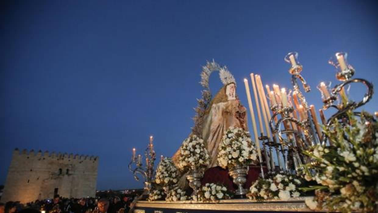 La Virgen del Rayo a su paso por el Puente Romano