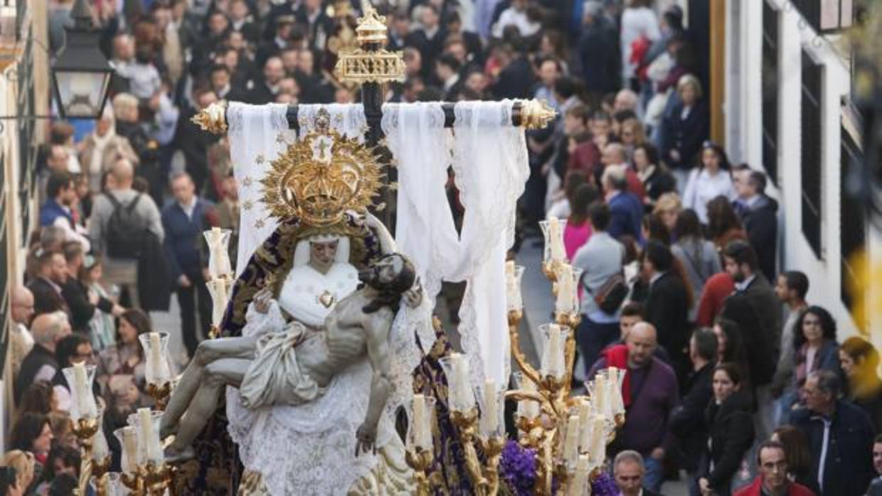 La Virgen de las Angustias durante su estación de penitencia