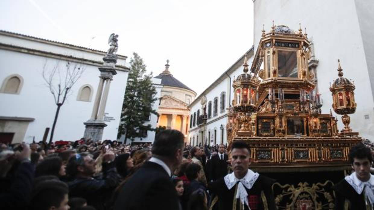 Cordobeses contemplando la procesión del Santo Sepulcro