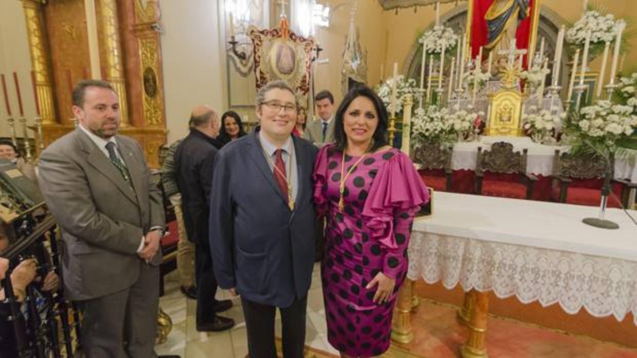 Eva Toro, Hermana Mayor de la Matriz para la Romería del Rocío 2018 posa con el presidente de la hermandad almonteña