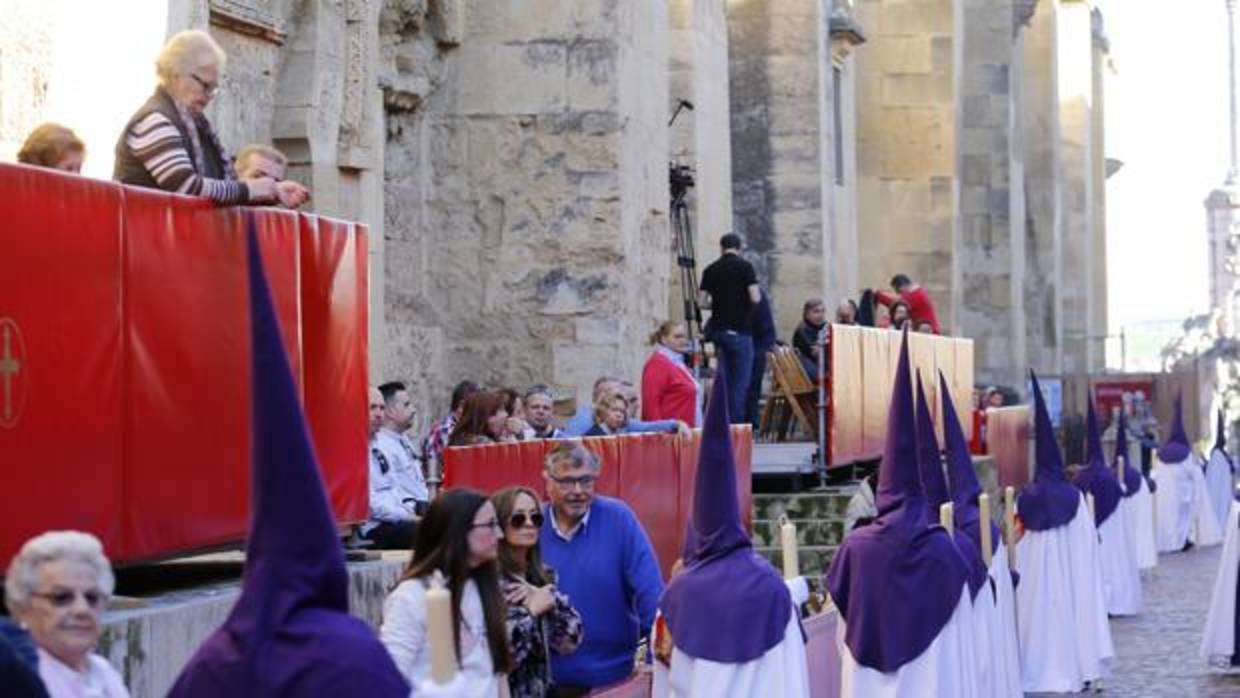 Palcos descansando sobre los poyetes de la Mezquita-Catedral