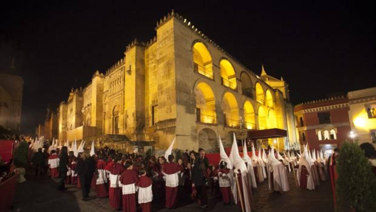 Nazarenos de la Sentencia en el recorrido oficial