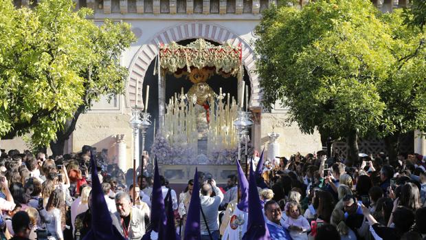 El himno de Andalucía para la primera salida de la Virgen de la Salud de Córdoba