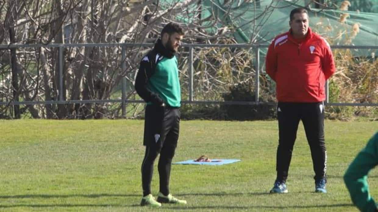 El entrenador del Córdoba CF, José Ramón Sandoval, junto a Javi Galán